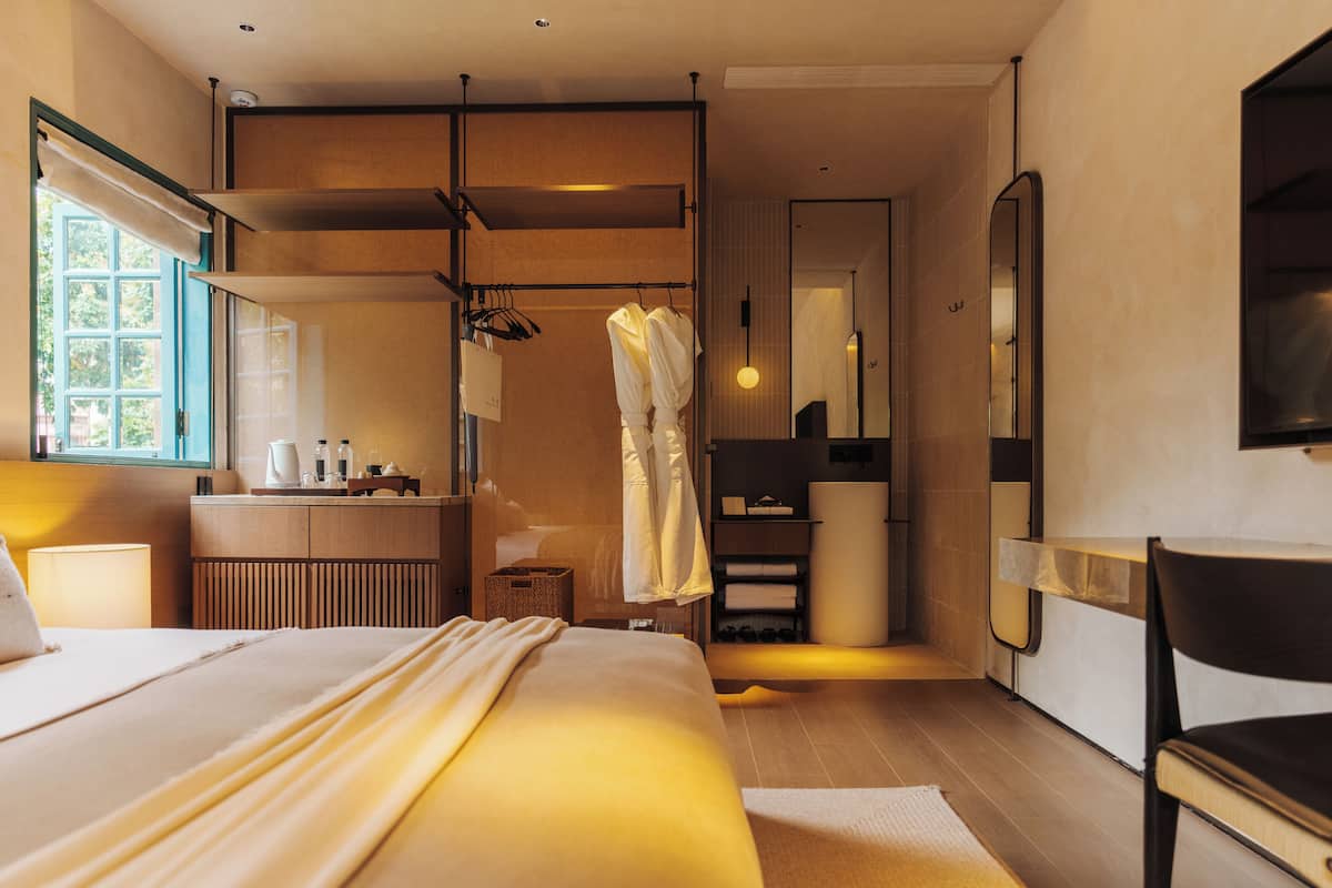Minibar con artículos gratuitos, wifi gratis y ropa de cama
