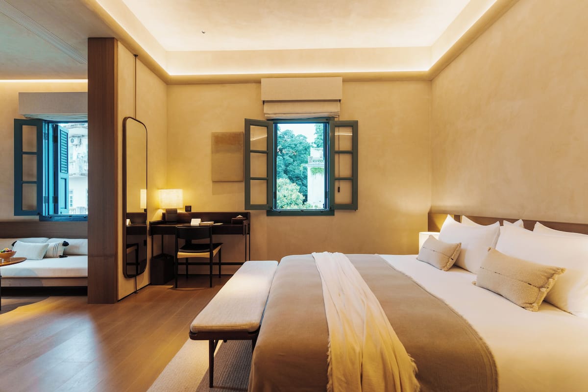 Minibar con artículos gratuitos, wifi gratis y ropa de cama