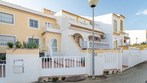 Un immeuble à plusieurs étages doté de balcons, d’une entrée sécurisée et d’un lampadaire.