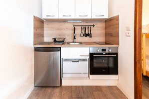 ثلاجة، ميكروويف، فرن، غسالة أطباق