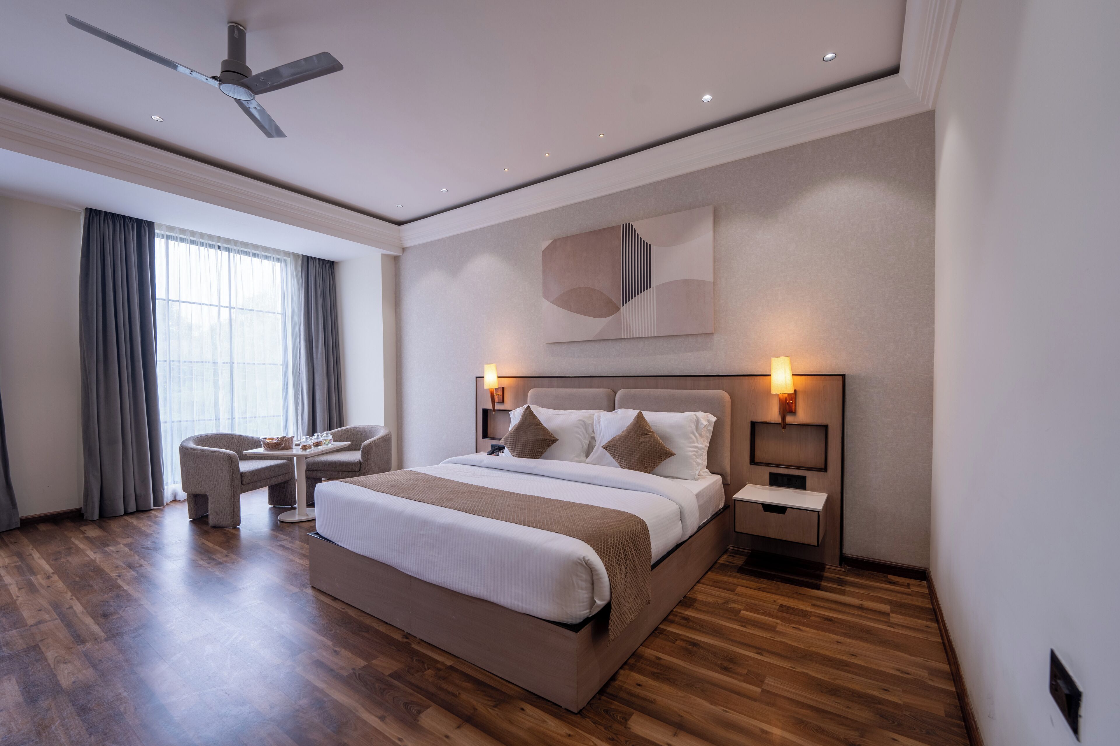 Club Room, 1 King Bed | In-room safe, soundproofing, iron/ironing board, free WiFi