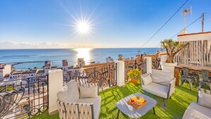 A terrace with outdoor furniture, a table with fruit, and a view of the sea. - Vacation Home "Mimar Urban Altea Sol" with Sea View, Private Terrace & Wi-Fi (Altea)