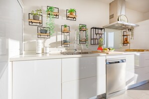 Fridge, microwave, oven, stovetop - Vacation Home "Mimar Urban Altea Sol" with Sea View, Private Terrace & Wi-Fi (Altea)