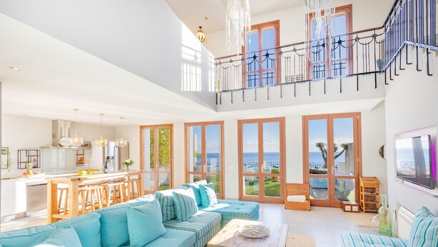 A spacious living area with a large sofa, a wooden coffee table, and a kitchen in the background. - Vacation Home "Mimar Urban Altea Sol" with Sea View, Private Terrace & Wi-Fi (Altea)