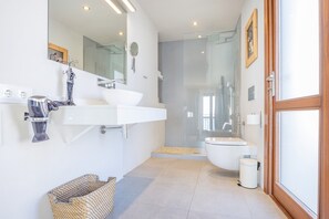 Shower, hair dryer, towels - Vacation Home "Mimar Urban Altea Sol" with Sea View, Private Terrace & Wi-Fi (Altea)