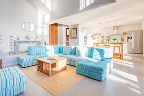 TV - Vacation Home "Mimar Urban Altea Sol" with Sea View, Private Terrace & Wi-Fi (Altea)