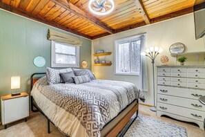 Interior - Family Friendly: Streamside Retreat in The Hideout (Lake Ariel)
