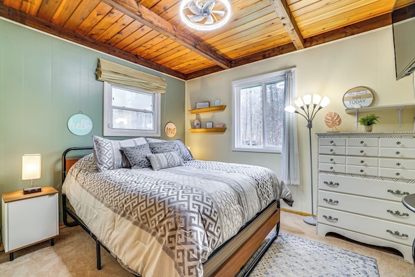 Interior - Family Friendly: Streamside Retreat in The Hideout (Lake Ariel)