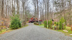 Interior - Family Friendly: Streamside Retreat in The Hideout (Lake Ariel)