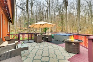 Terrace/patio - Family Friendly: Streamside Retreat in The Hideout (Lake Ariel)