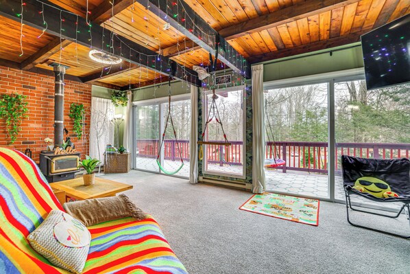 Interior - Family Friendly: Streamside Retreat in The Hideout (Lake Ariel)