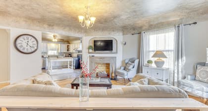 3 Mi to Pueblo Riverwalk: Quiet Home w/ Patio
