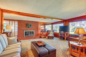 Una sala de estar acogedora con chimenea, asientos cómodos y televisor.