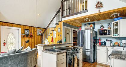 5 Mi to Blue Ridge Parkway: Mountain Cabin in Cana