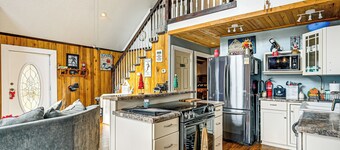 5 Mi to Blue Ridge Parkway: Mountain Cabin in Cana