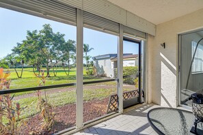 Apartment (2 Bedrooms) | Interior - Lanai & Golf Course View: Cozy Condo in Naples! (Naples)
