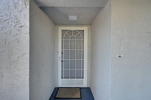 Apartment (2 Bedrooms) | Interior - Lanai & Golf Course View: Cozy Condo in Naples! (Naples)