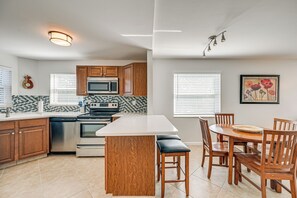 Apartment (2 Bedrooms) | Interior - Lanai & Golf Course View: Cozy Condo in Naples! (Naples)