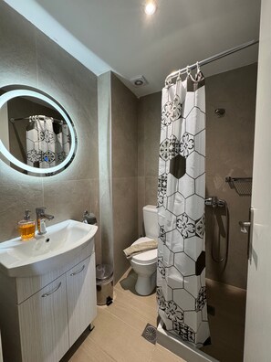 Dusche, Haartrockner, Handtücher