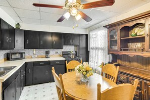 House (2 Bedrooms) | Interior - Bethlehem Home w/ Patio & Amazing Sunset Views! (Bethlehem)