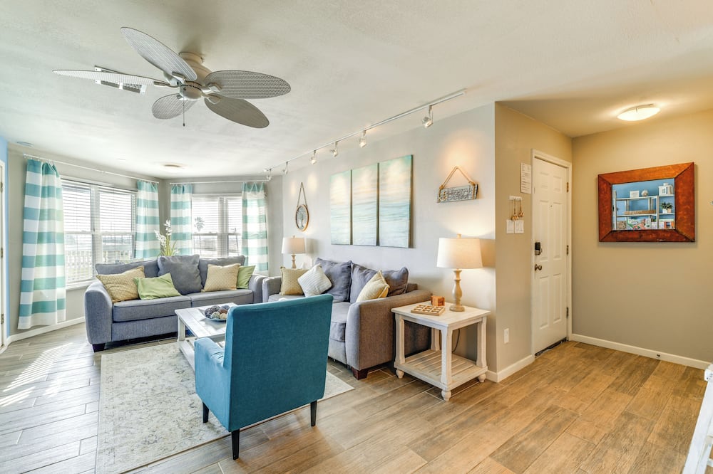 Balcony, Pool & Beach Access: Port Aransas Condo! - Ingleside on the Bay, TX