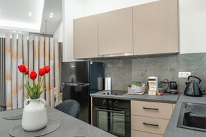 Jääkaappi, mikroaaltouuni, uuni, liesi