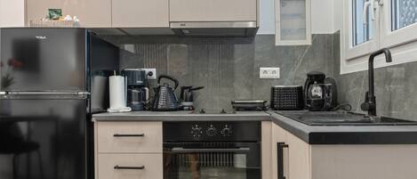 Réfrigérateur, four à micro-ondes, un four, surface de cuisson