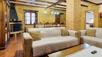 Una televisión, una chimenea