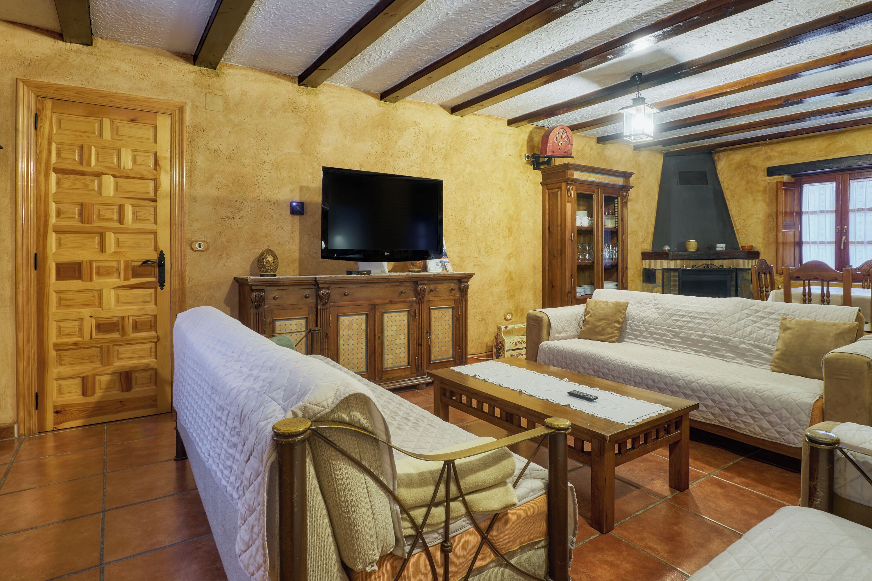 Una televisión, una chimenea