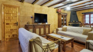 Una televisión, una chimenea