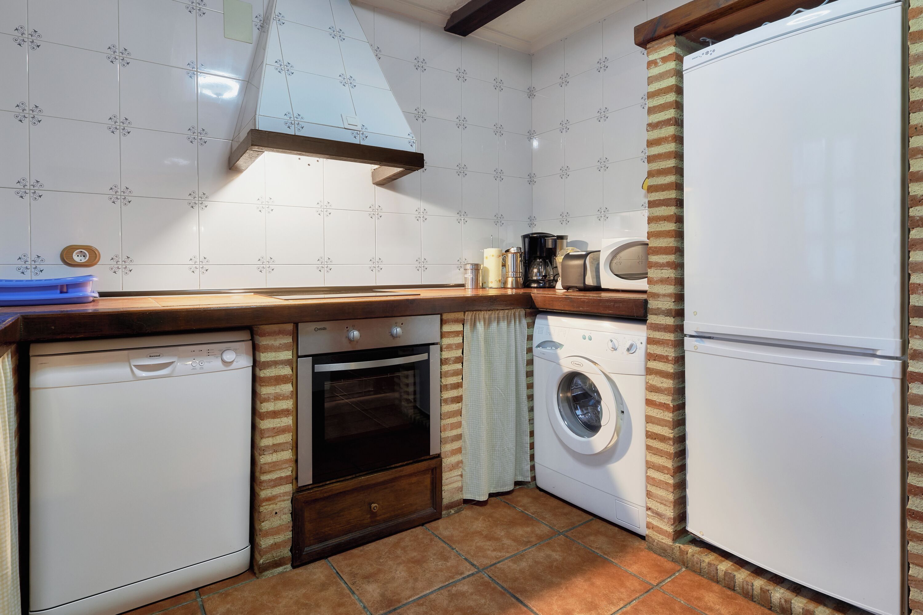 Frigorífico, microondas, horno y placa de cocina