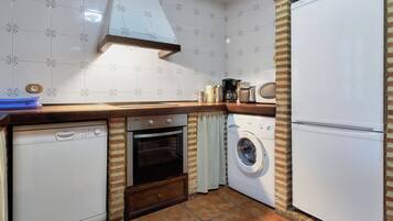 Frigorífico, microondas, horno y placa de cocina