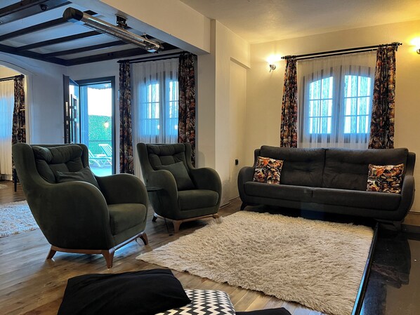 Familievilla, privat basseng, fjellutsikt | Oppholdsområde | En 43-tommers Flatskjerm-TV med digitale kanaler samt TV og peis