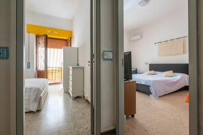 1 habitación, tabla de planchar con plancha, wifi gratis y ropa de cama 