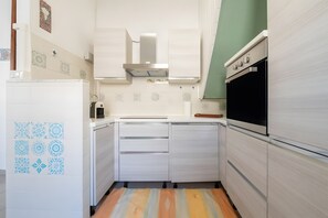 Fridge, oven, stovetop, coffee/tea maker