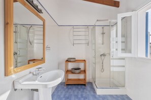 Shower, hair dryer, towels - Holiday Home 'Casa Del Sol' with Sea View, Private Terrace and Wi-Fi (Illes Balears)