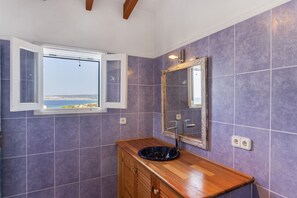 Shower, hair dryer, towels - Holiday Home 'Casa Del Sol' with Sea View, Private Terrace and Wi-Fi (Illes Balears)