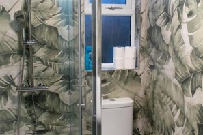 Haartrockner, Handtücher, Toilettenpapier