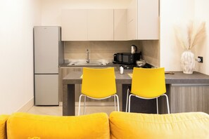 Fridge, cookware/dishes/utensils, lobster pot, kitchen islands - Iris Modern Loft I Russo Hospitality (Caserta)