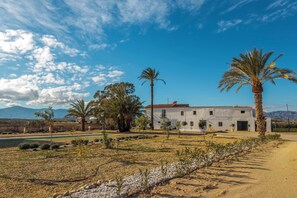 Property grounds - Stunning 18th century cortijo with 2 private pools, 6 bedrooms, 4 bathrooms (Vera)