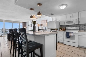 冷蔵庫、電子レンジ、オーブン、コンロ