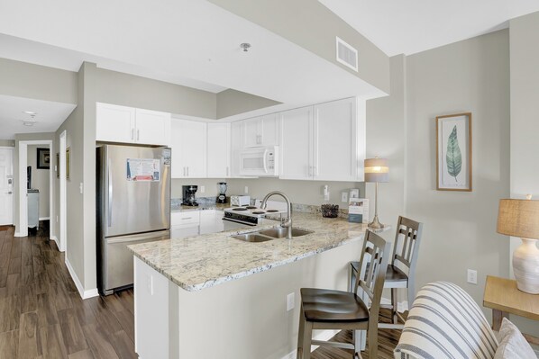 Réfrigérateur, micro-ondes, four, plaque de cuisson