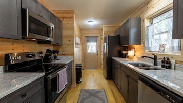 Frigorífico, microondas, horno y placa de cocina