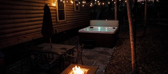 The Gertie Cabin w/Hot Tub at Halfback Hollar Farm