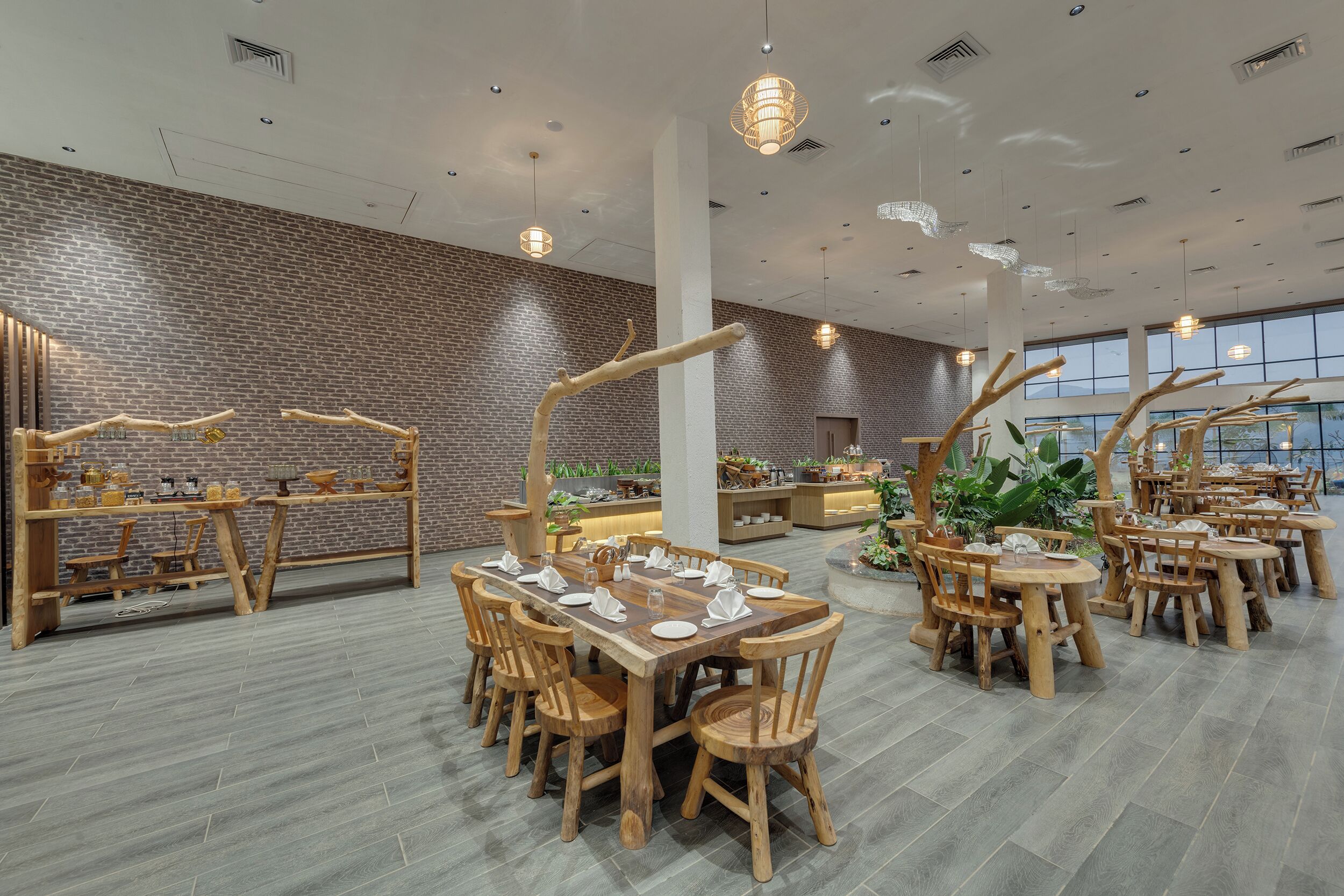 Ein Restaurant mit Holztischen und Ziegelwänden.
