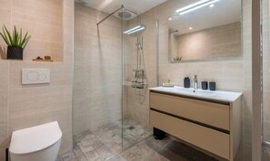 Douche, sèche-cheveux, serviettes fournies