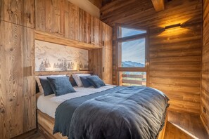5 bedrooms, iron/ironing board, bed sheets