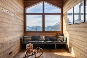 Télévision, cheminée, baby-foot