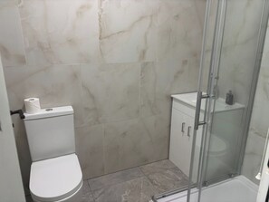 Apartment | Bathroom | Shower, free toiletries, hair dryer, towels