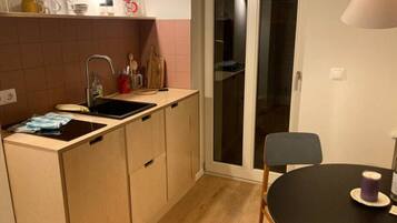 Kühlschrank, Mikrowelle, Ofen, Herdplatte
